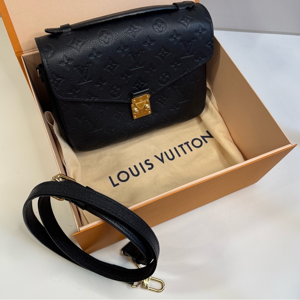 Louis Vuitton Pochette Métis Black Monogram Leather Bag